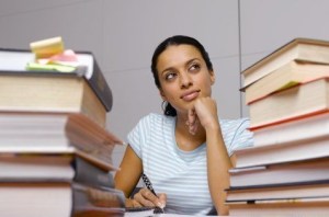 studentessa universitaria né triste né solitaria